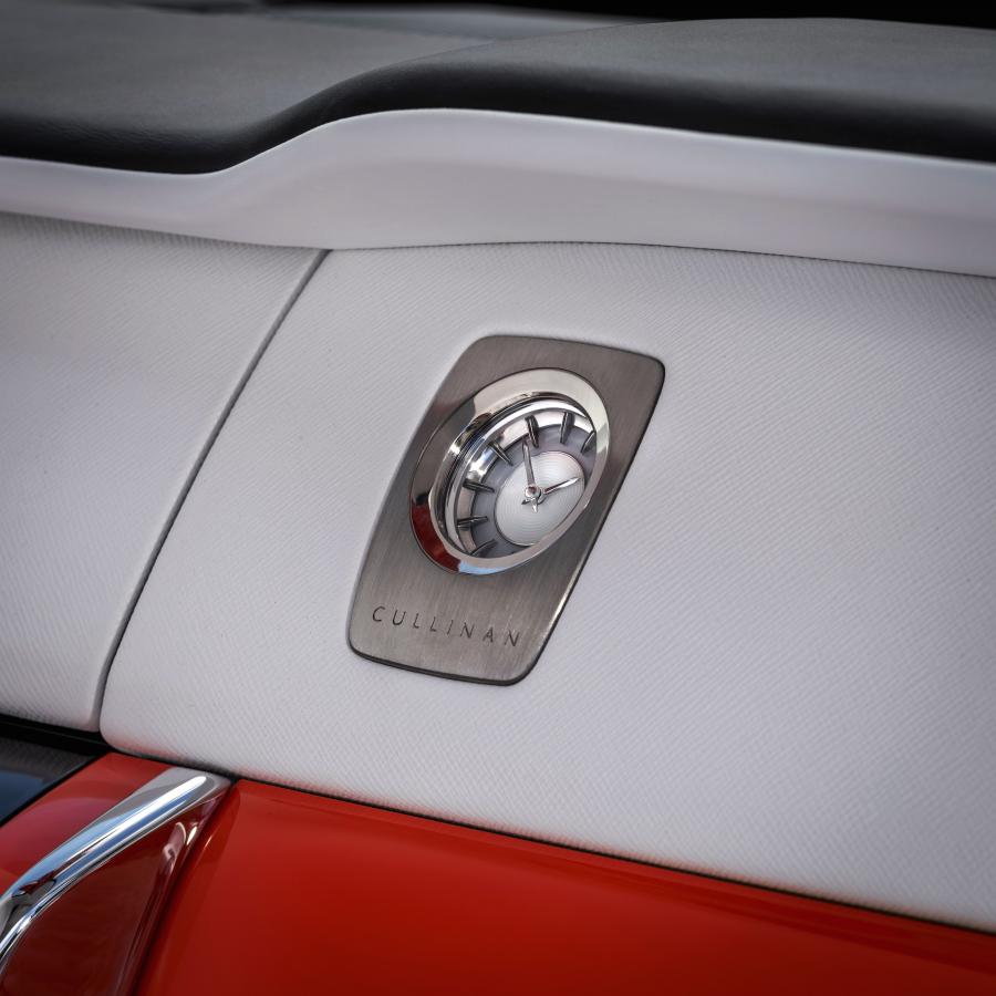 Детали интерьера Rolls-Royce Cullinan Fux Orange 2019 года  (фото 5 из 32)